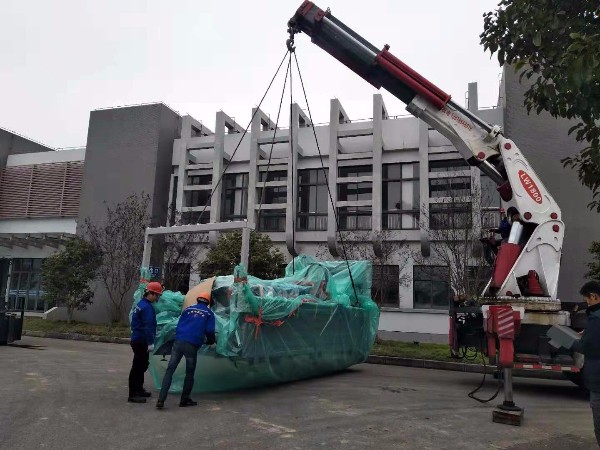 大型激光機卸車到位