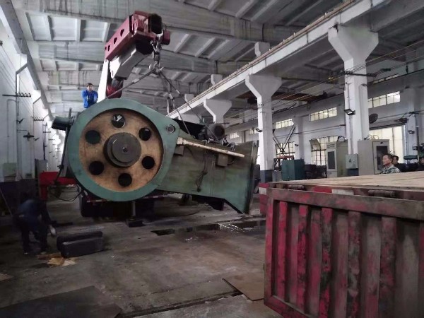 大型閉式?jīng)_床吊裝搬運